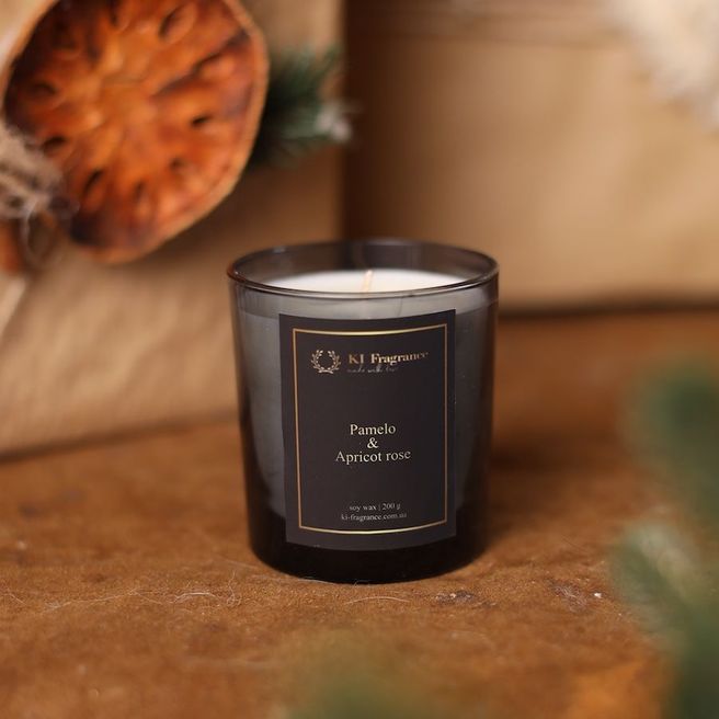 Ароматична свічка Pamelo & Apricot rose у темному скляному стакані 200 гр