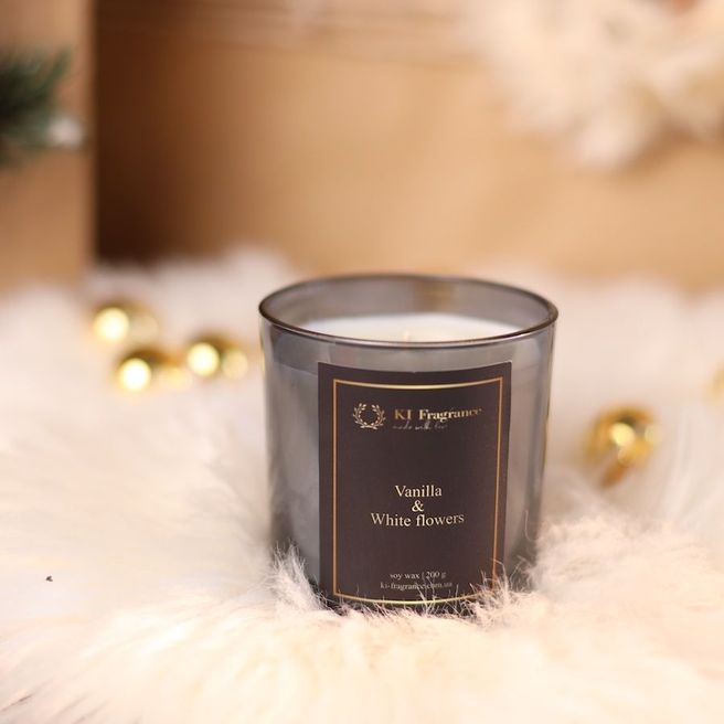 Ароматична свічка Vanilla & White Flowers у темному скляному стакані 200 гр