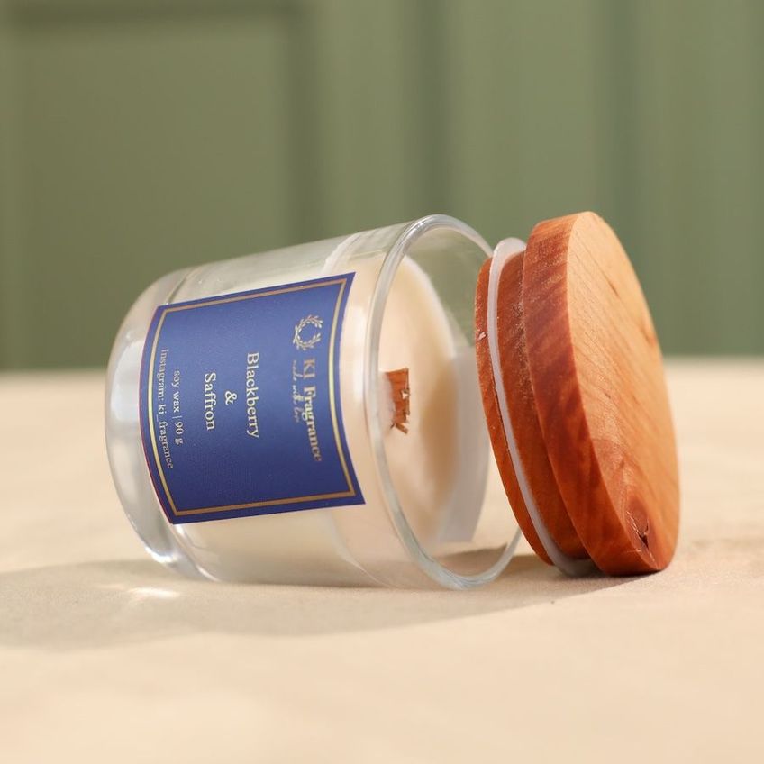 Ароматична свічка Blackberry & Saffron у скляному стакані з кришкою 90 гр 