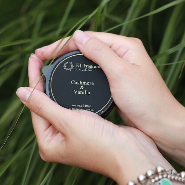 Масажна свічка з носиком Cashmere & Vanilla у металевій тарі з кришкою 100 гр